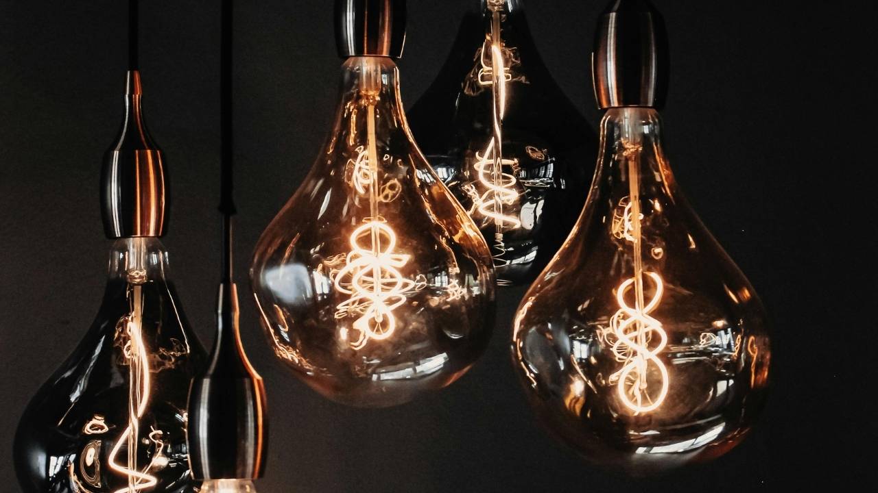 Chandelier – Black with 6 Globes: A Stylish Lighting Solution 